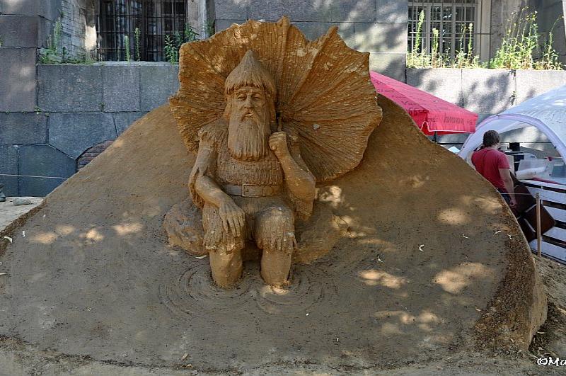 Sand Festival в России: скульптура древнего воина с зонтом-листьем